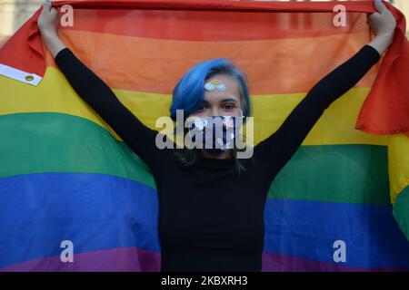 Un attivista Pro-LGBT visto durante l'annuale uguaglianza di Cracovia marzo 2020. L'edizione di quest'anno della marcia per l'uguaglianza è stata modificata in un formato diverso a causa delle misure imposte dal governo e dalla zona "Stato giallo" per la città di Cracovia imposte dal Ministero della Salute solo un paio di giorni fa. La marcia annuale si è svolta intorno alla piazza principale. I nazionalisti di estrema destra e gli attivisti pro-vita hanno organizzato una contro protesta contro la LGBT, sul lato opposto della piazza, e accanto alla basilica di Santa Maria. Sabato 29 agosto 2020, a Cracovia, Malopolskie Voivodato, Polonia. ( Foto Stock