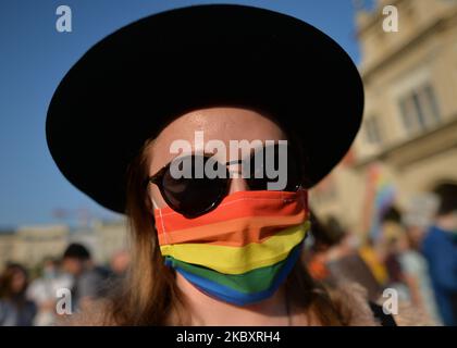Un attivista Pro-LGBT visto durante l'annuale uguaglianza di Cracovia marzo 2020. L'edizione di quest'anno della marcia per l'uguaglianza è stata modificata in un formato diverso a causa delle misure imposte dal governo e dalla zona "Stato giallo" per la città di Cracovia imposte dal Ministero della Salute solo un paio di giorni fa. La marcia annuale si è svolta intorno alla piazza principale. I nazionalisti di estrema destra e gli attivisti pro-vita hanno organizzato una contro protesta contro la LGBT, sul lato opposto della piazza, e accanto alla basilica di Santa Maria. Sabato 29 agosto 2020, a Cracovia, Malopolskie Voivodato, Polonia. ( Foto Stock