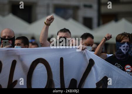 Membri delle organizzazioni nazionaliste di estrema destra e attivisti pro-vita visti durante una contro protesta, contro LGBT e la marcia per l'uguaglianza. L'edizione di quest'anno della marcia per l'uguaglianza è stata modificata in un formato diverso a causa delle misure imposte dal governo e dalla zona "Stato giallo" per la città di Cracovia imposte dal Ministero della Salute solo un paio di giorni fa. La marcia annuale si è svolta intorno alla piazza principale. Sabato 29 agosto 2020, a Cracovia, Malopolskie Voivodato, Polonia. (Foto di Artur Widak/NurPhoto) Foto Stock