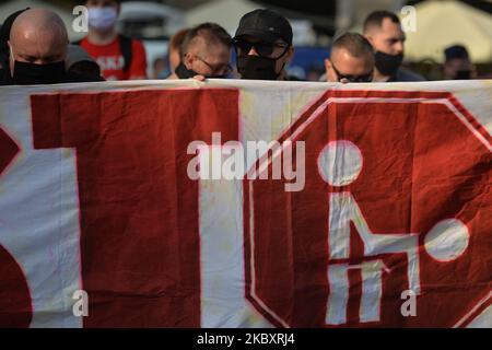 Membri delle organizzazioni nazionaliste di estrema destra e attivisti pro-vita visti durante una contro protesta, contro LGBT e la marcia per l'uguaglianza. L'edizione di quest'anno della marcia per l'uguaglianza è stata modificata in un formato diverso a causa delle misure imposte dal governo e dalla zona "Stato giallo" per la città di Cracovia imposte dal Ministero della Salute solo un paio di giorni fa. La marcia annuale si è svolta intorno alla piazza principale. Sabato 29 agosto 2020, a Cracovia, Malopolskie Voivodato, Polonia. (Foto di Artur Widak/NurPhoto) Foto Stock