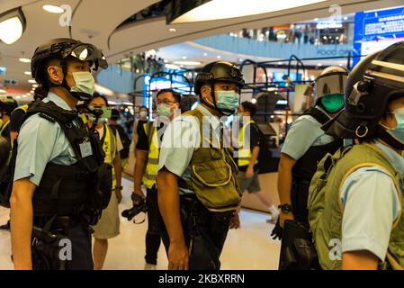 La polizia antisommossa entra nel centro commerciale Moko per disperdere i manifestanti. Le chiamate online ai canali del telegramma hanno richiesto proteste nel centro commerciale Moko per commemorare ciò che i manifestanti chiamano gli '8,31 attacchi' durante i quali la polizia antisommossa ha effettuato un intervento violento all'interno della stazione MTR Prince Edward il 31 agosto 2019. A Hong Kong, Cina, il 30 agosto 2020. (Foto di Marc Fernandes/NurPhoto) Foto Stock