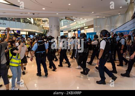 La polizia antisommossa entra nel centro commerciale Moko per disperdere i manifestanti. Le chiamate online ai canali del telegramma hanno richiesto proteste nel centro commerciale Moko per commemorare ciò che i manifestanti chiamano gli '8,31 attacchi' durante i quali la polizia antisommossa ha effettuato un intervento violento all'interno della stazione MTR Prince Edward il 31 agosto 2019. A Hong Kong, Cina, il 30 agosto 2020. (Foto di Marc Fernandes/NurPhoto) Foto Stock