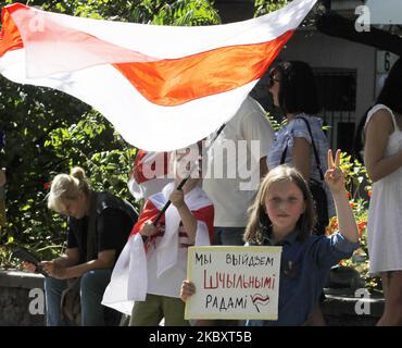 Coloro che sostengono le proteste dell'opposizione in Bielorussia contro i risultati delle elezioni presidenziali partecipano a una protesta presso l'ambasciata bielorussa a Kiev, in Ucraina, il 30 agosto 2020. I bielorussi che vivono in Ucraina e gli attivisti ucraini che li sostengono si sono riuniti per la loro protesta, che è in programma per il compleanno del presidente della Bielorussia Alexander Lukashenko. (Foto di Str/NurPhoto) Foto Stock