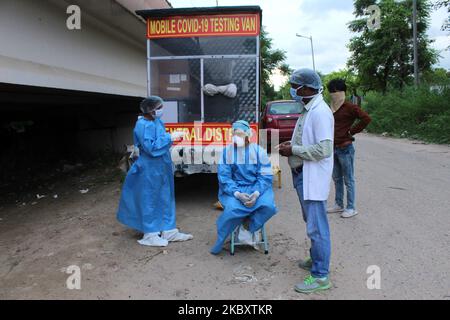 Gli operatori sanitari dei distretti centrali mobile Covid-19 test furgone attendere i pazienti durante Rapid Antigen Testing a Vijay Ghat, Mahatma Gandhi Marg il 30 agosto 2020 a Nuova Delhi. Un'impennata record di 78.761 nuovi casi di coronavirus nelle ultime 24 ore ha preso il conteggio indiano di Covid oltre 35 lakh. Con 948 morti, il numero totale di morti in India è stato di 63.498. Questo è il più alto salto di un giorno nelle infezioni di Covid riportate da qualsiasi paese dall'inizio della pandemia. (Foto di Mayank Makhija/NurPhoto) Foto Stock