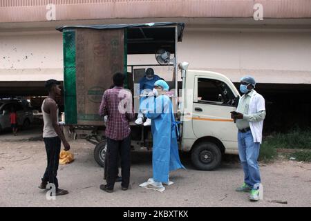 Gli operatori sanitari del Mobile Covid-19 del distretto centrale registrano i pazienti per i campioni di tampone nasale durante il Rapid Antigen Testing a Vijay Ghat, Mahatma Gandhi Marg il 30 agosto 2020 a Nuova Delhi. Un'impennata record di 78.761 nuovi casi di coronavirus nelle ultime 24 ore ha preso il conteggio indiano di Covid oltre 35 lakh. Con 948 morti, il numero totale di morti in India è stato di 63.498. Questo è il più alto salto di un giorno nelle infezioni di Covid riportate da qualsiasi paese dall'inizio della pandemia. (Foto di Mayank Makhija/NurPhoto) Foto Stock