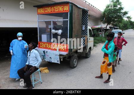 Gli operatori sanitari dei distretti centrali mobile Providing van Covid-19 prelevano campioni di tamponi nasali da pazienti per Rapid Antigen Testing a Vijay Ghat, Mahatma Gandhi Marg il 30 agosto 2020 a Nuova Delhi. Un'impennata record di 78.761 nuovi casi di coronavirus nelle ultime 24 ore ha preso il conteggio indiano di Covid oltre 35 lakh. Con 948 morti, il numero totale di morti in India è stato di 63.498. Questo è il più alto salto di un giorno nelle infezioni di Covid riportate da qualsiasi paese dall'inizio della pandemia. (Foto di Mayank Makhija/NurPhoto) Foto Stock