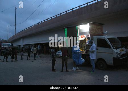 Gli operatori sanitari dei distretti centrali mobile Providing van Covid-19 prelevano campioni di tamponi nasali da pazienti per Rapid Antigen Testing a Vijay Ghat, Mahatma Gandhi Marg il 30 agosto 2020 a Nuova Delhi. Un'impennata record di 78.761 nuovi casi di coronavirus nelle ultime 24 ore ha preso il conteggio indiano di Covid oltre 35 lakh. Con 948 morti, il numero totale di morti in India è stato di 63.498. Questo è il più alto salto di un giorno nelle infezioni di Covid riportate da qualsiasi paese dall'inizio della pandemia. (Foto di Mayank Makhija/NurPhoto) Foto Stock