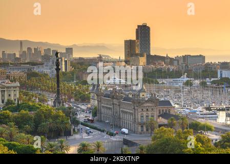 Monumento a Colombo, torri olimpiche, torre Marenostrum e Port Vell (porto vecchio) di Barcellona all'alba (Barcellona, Catalogna, Spagna) Foto Stock