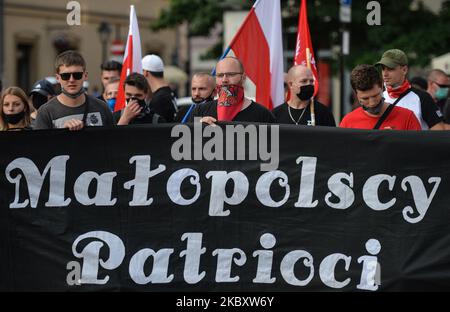 Membri delle organizzazioni nazionaliste di estrema destra e attivisti pro-vita visti durante una contro protesta, contro LGBT e la marcia per l'uguaglianza. L'edizione di quest'anno della marcia per l'uguaglianza è stata modificata in un formato diverso a causa delle misure imposte dal governo e dalla zona "Stato giallo" per la città di Cracovia imposte dal Ministero della Salute solo un paio di giorni fa. La marcia annuale si è svolta intorno alla piazza principale. Il 29 agosto 2020, a Cracovia, piccola Polonia Voivodato, Polonia. (Foto di Artur Widak/NurPhoto) Foto Stock