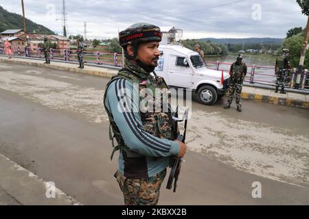 I militanti hanno lobbato una granata verso un veicolo dell'esercito vicino al vecchio ospedale che ha perso l'obiettivo ed è esploso sulla strada ferendo sei civili il 31 agosto 2020 l'esercito ha lanciato più tardi un'operazione di ricerca nella zona (Foto di Nasir Kachroo/NurPhoto) Foto Stock