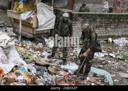 I militanti hanno lobbato una granata verso un veicolo dell'esercito vicino al vecchio ospedale che ha perso l'obiettivo ed è esploso sulla strada ferendo sei civili il 31 agosto 2020 l'esercito ha lanciato più tardi un'operazione di ricerca nella zona (Foto di Nasir Kachroo/NurPhoto) Foto Stock