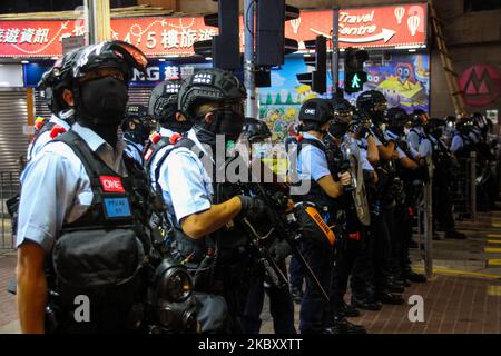 Stand della polizia durante le manifestazioni di strada a Mongkok, Hong Kong 31 agosto 2020 (Foto di Tommy Walker/NurPhoto) Foto Stock