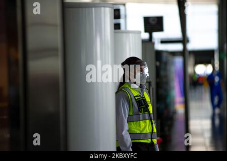 Dopo cinque mesi di inattività l'aeroporto internazionale El Dorado si prepara con misure di biosicurezza per prevenire la diffusione del nuovo Coronavirus per riprendere le attività il primo settembre con 14 rotte di Domesitc diferenti a Bogotà, Colombia, il 31 agosto 2020. (Foto di Sebastian Barros/NurPhoto) Foto Stock