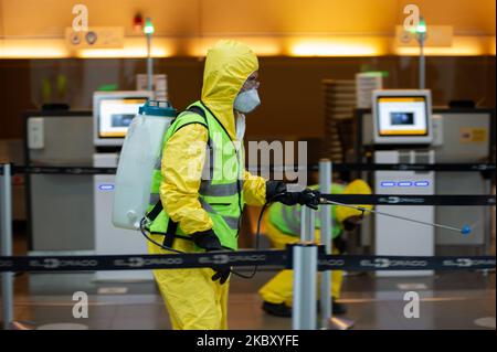 Le squadre di disinfezione puliscono e disinfettano costantemente il terminale di El Dorado per prevenire la diffusione del nuovo Coronavirus dopo cinque mesi di inattività l'aeroporto internazionale di El Dorado si prepara con misure di biosicurezza per prevenire la diffusione del nuovo Coronavirus per riprendere le attività il primo settembre con 14 rotte dimesitc diferenti a Bogotà; Colombia il 31 agosto 2020. (Foto di Sebastian Barros/NurPhoto) Foto Stock