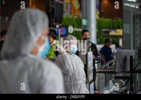 Dopo cinque mesi di inattività l'aeroporto internazionale El Dorado si prepara con misure di biosicurezza per prevenire la diffusione del nuovo Coronavirus per riprendere le attività il primo settembre con 14 rotte di Domesitc diferenti a Bogotà, Colombia, il 31 agosto 2020. (Foto di Sebastian Barros/NurPhoto) Foto Stock