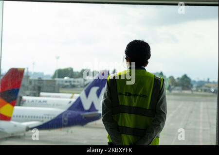 Un operaio dell'aeroporto vede alla piattaforma dove i voli nazionali partiranno dopo cinque mesi di inattività l'aeroporto internazionale El Dorado si prepara con misure di biosicurezza per impedire la diffusione del nuovo Coronavirus per riprendere le attività il primo settembre con 14 rotte dimesitc diferenti a Bogotà, Colombia, il 31 agosto; 2020. (Foto di Sebastian Barros/NurPhoto) Foto Stock