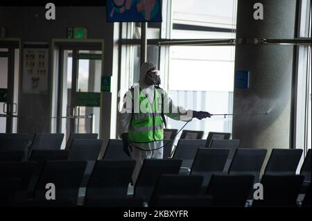 Le squadre di disinfezione puliscono e disinfettano costantemente il terminale di El Dorado per prevenire la diffusione del nuovo Coronavirus dopo cinque mesi di inattività l'aeroporto internazionale di El Dorado si prepara con misure di biosicurezza per prevenire la diffusione del nuovo Coronavirus per riprendere le attività il primo settembre con 14 rotte dimesitc diferenti a Bogotà; Colombia il 31 agosto 2020. (Foto di Sebastian Barros/NurPhoto) Foto Stock