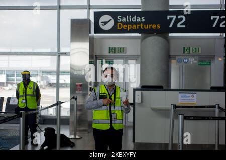 Dopo cinque mesi di inattività l'aeroporto internazionale El Dorado si prepara con misure di biosicurezza per prevenire la diffusione del nuovo Coronavirus per riprendere le attività il primo settembre con 14 rotte di Domesitc diferenti a Bogotà, Colombia, il 31 agosto 2020. (Foto di Sebastian Barros/NurPhoto) Foto Stock