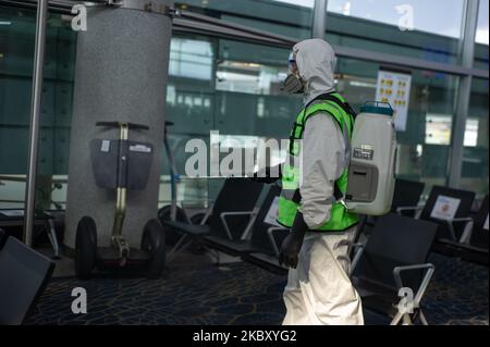 Le squadre di disinfezione puliscono e disinfettano costantemente il terminale di El Dorado per prevenire la diffusione del nuovo Coronavirus dopo cinque mesi di inattività l'aeroporto internazionale di El Dorado si prepara con misure di biosicurezza per prevenire la diffusione del nuovo Coronavirus per riprendere le attività il primo settembre con 14 rotte dimesitc diferenti a Bogotà; Colombia il 31 agosto 2020. (Foto di Sebastian Barros/NurPhoto) Foto Stock