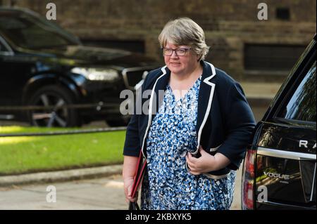 Il Segretario di Stato per il lavoro e le pensioni Therese Coffey arriva a Downing Street, nel centro di Londra, per partecipare a una riunione del Gabinetto, mentre il Parlamento ritorna dopo una pausa estiva in mezzo alla pandemia di Coronavirus in corso il 01 settembre 2020 a Londra, Inghilterra. (Foto di Wiktor Szymanowicz/NurPhoto) Foto Stock