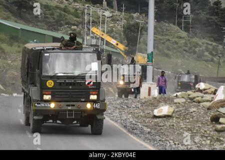 Il convoglio dell'esercito indiano passa attraverso l'autostrada che conduce a Ladakh nella zona di Gagangeer del distretto di Ganderbal il 01 settembre 2020. Dopo la recente faccia fuori tra India e Cina a Line of Control India ha impedito il traffico civile lasciando il posto per i veicoli Millitary da e per Ladakh. (Foto di Muzamil Mattoo/NurPhoto) Foto Stock