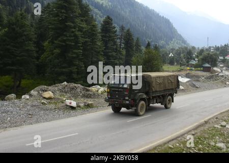 Il convoglio dell'esercito indiano passa attraverso l'autostrada che conduce a Ladakh nella zona di Gagangeer del distretto di Ganderbal il 01 settembre 2020. Dopo la recente faccia fuori tra India e Cina a Line of Control India ha impedito il traffico civile lasciando il posto per i veicoli Millitary da e per Ladakh. (Foto di Muzamil Mattoo/NurPhoto) Foto Stock