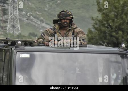 Il convoglio dell'esercito indiano passa attraverso l'autostrada che conduce a Ladakh nella zona di Gagangeer del distretto di Ganderbal il 01 settembre 2020. Dopo la recente faccia fuori tra India e Cina a Line of Control India ha impedito il traffico civile lasciando il posto per i veicoli Millitary da e per Ladakh. (Foto di Muzamil Mattoo/NurPhoto) Foto Stock