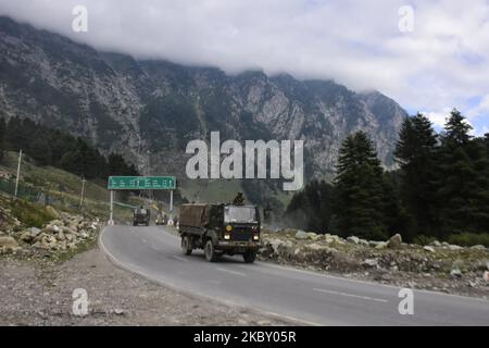 Il convoglio dell'esercito indiano passa attraverso l'autostrada che conduce a Ladakh nella zona di Gagangeer del distretto di Ganderbal il 01 settembre 2020. Dopo la recente faccia fuori tra India e Cina a Line of Control India ha impedito il traffico civile lasciando il posto per i veicoli Millitary da e per Ladakh. (Foto di Muzamil Mattoo/NurPhoto) Foto Stock