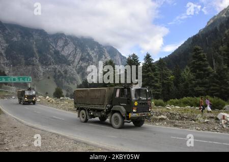 Il convoglio dell'esercito indiano passa attraverso l'autostrada che conduce a Ladakh nella zona di Gagangeer del distretto di Ganderbal il 01 settembre 2020. Dopo la recente faccia fuori tra India e Cina a Line of Control India ha impedito il traffico civile lasciando il posto per i veicoli Millitary da e per Ladakh. (Foto di Muzamil Mattoo/NurPhoto) Foto Stock