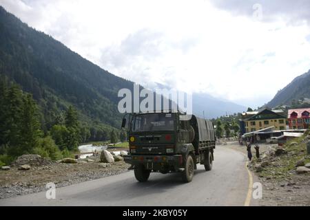 Il convoglio dell'esercito indiano passa attraverso l'autostrada che conduce a Ladakh nella zona di Gagangeer del distretto di Ganderbal il 01 settembre 2020. Dopo la recente faccia fuori tra India e Cina a Line of Control India ha impedito il traffico civile lasciando il posto per i veicoli Millitary da e per Ladakh. (Foto di Muzamil Mattoo/NurPhoto) Foto Stock