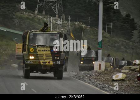 Il convoglio dell'esercito indiano passa attraverso l'autostrada che conduce a Ladakh nella zona di Gagangeer del distretto di Ganderbal il 01 settembre 2020. Dopo la recente faccia fuori tra India e Cina a Line of Control India ha impedito il traffico civile lasciando il posto per i veicoli Millitary da e per Ladakh. (Foto di Muzamil Mattoo/NurPhoto) Foto Stock