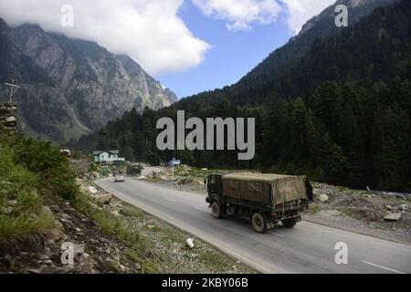 Il convoglio dell'esercito indiano passa attraverso l'autostrada che conduce a Ladakh nella zona di Gagangeer del distretto di Ganderbal il 01 settembre 2020. Dopo la recente faccia fuori tra India e Cina a Line of Control India ha impedito il traffico civile lasciando il posto per i veicoli Millitary da e per Ladakh. (Foto di Muzamil Mattoo/NurPhoto) Foto Stock