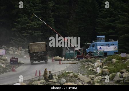 Il convoglio dell'esercito indiano passa attraverso l'autostrada che conduce a Ladakh nella zona di Gagangeer del distretto di Ganderbal il 01 settembre 2020. Dopo la recente faccia fuori tra India e Cina a Line of Control India ha impedito il traffico civile lasciando il posto per i veicoli Millitary da e per Ladakh. (Foto di Muzamil Mattoo/NurPhoto) Foto Stock