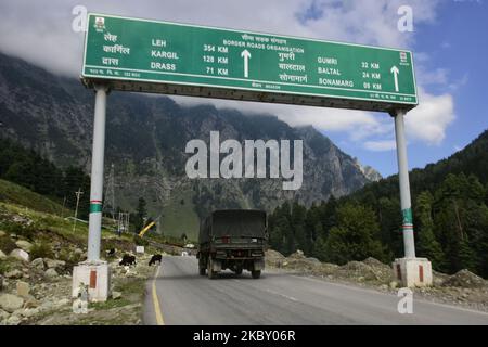 Il convoglio dell'esercito indiano passa attraverso l'autostrada che conduce a Ladakh nella zona di Gagangeer del distretto di Ganderbal il 01 settembre 2020. Dopo la recente faccia fuori tra India e Cina a Line of Control India ha impedito il traffico civile lasciando il posto per i veicoli Millitary da e per Ladakh. (Foto di Muzamil Mattoo/NurPhoto) Foto Stock