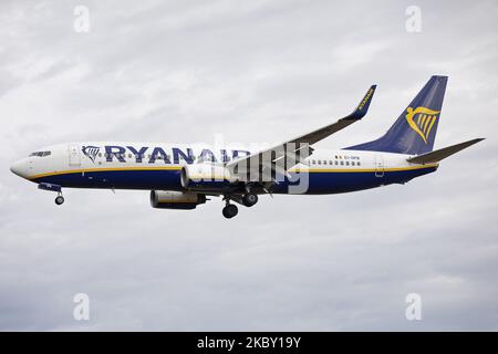 Un Boeing Ryanair 737-800 atterra all'aeroporto di Newcastle, Inghilterra, il 2nd settembre. (Foto di Robert Smith/MI News/NurPhoto) Foto Stock