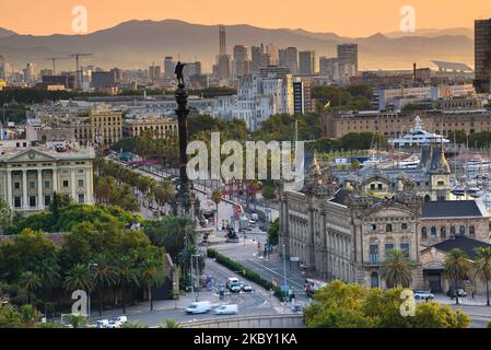 Monumento a Colombo e Port Vell (Porto Vecchio) di Barcellona all'alba (Barcellona, Catalogna, Spagna) ESP: Monumento a Colón y Port Vell de Barcelona Foto Stock