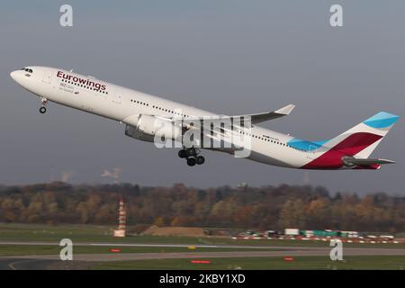 Un Eurowings Airbus A330 parte dall'aeroporto internazionale di Dusseldorf il 24 novembre 2019. (Foto di Robert Smith/MI News/NurPhoto) Foto Stock