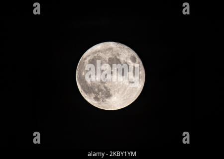 La Luna piena di mais, vista dietro la montagna Hortiatis sopra la città di Salonicco nel nord della Grecia, catturata dalla Laguna di Kalochori e dal Parco Nazionale. Il satellite naturale della terra come visto giallo e poi luminoso illuminando e creando riflessi sull'acqua di mare. La fase lunare, la Luna di mais avviene una volta ogni tre anni ed è anche conosciuta come Luna di frutta, Luna di Barley, Luna fantasma affamata, Binara pura Pasalosvaka Poya Day, Luna piena di Miele per i buddisti ecc. Thessaloniki, Grecia il 2 settembre 2020. (Foto di Nicolas Economou/NurPhoto) Foto Stock