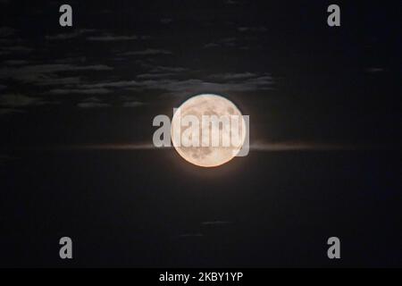 La Luna piena di mais, vista dietro la montagna Hortiatis sopra la città di Salonicco nel nord della Grecia, catturata dalla Laguna di Kalochori e dal Parco Nazionale. Il satellite naturale della terra come visto giallo e poi luminoso illuminando e creando riflessi sull'acqua di mare. La fase lunare, la Luna di mais avviene una volta ogni tre anni ed è anche conosciuta come Luna di frutta, Luna di Barley, Luna fantasma affamata, Binara pura Pasalosvaka Poya Day, Luna piena di Miele per i buddisti ecc. Thessaloniki, Grecia il 2 settembre 2020. (Foto di Nicolas Economou/NurPhoto) Foto Stock