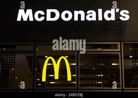 Il logo McDonald's è stato visto sull'edificio della stazione ferroviaria centrale di Varsavia il 2 settembre 2020 a Varsavia, Polonia. (Foto di Aleksander Kalka/NurPhoto) Foto Stock