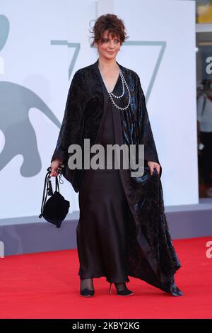 Laura Morante si posa sul tappeto rosso durante il 77th° Festival del Cinema di Venezia, il 02 settembre 2020 a Venezia. (Foto di Matteo Chinellato/NurPhoto) Foto Stock