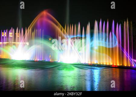 Fontana musicale con animazioni laser Roshen sul fiume Buh meridionale in Vinnytsia, Ucraina. 01 settembre 2020 (Foto di Maxym Marusenko/NurPhoto) Foto Stock