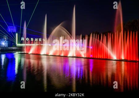 Fontana musicale con animazioni laser Roshen sul fiume Buh meridionale in Vinnytsia, Ucraina. 01 settembre 2020 (Foto di Maxym Marusenko/NurPhoto) Foto Stock