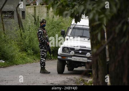 Le forze paramilitari indiane sono allertate nei pressi di un sito di incontro nel distretto di Baramulla, a nord del Kashmir amministrato dall'India, il 04 settembre 2020. Due millitanti sono stati uccisi nell'incontro in corso, mentre un Armyman indiano e due troppers sono stati feriti finora. (Foto di Muzamil Mattoo/NurPhoto) Foto Stock