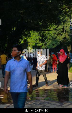 La gente sta visitando in un parco a Dhaka, Bangladesh il 4 settembre 2020. (Foto di Rehman Asad/NurPhoto) Foto Stock
