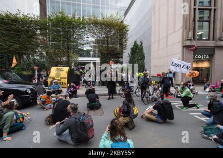 Estinto ribellione attivisti ambientali siedono sulla strada fuori dalla sede della società di investimento BlackRock nel corso di marzo attraverso la città di Londra per protestare contro le imprese e le istituzioni che hanno beneficiato del commercio di schiavi o stanno finanziando e assicurando grandi progetti di combustibili fossili e l'estrazione di risorse, In particolare nei paesi in via di sviluppo del Sud del mondo, il 04 settembre 2020 a Londra, Inghilterra. I manifestanti chiedono riparazioni per le comunità colpite dallo sfruttamento coloniale e neo-coloniale. (Foto di Wiktor Szymanowicz/NurPhoto) Foto Stock