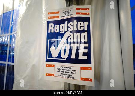 Poster che recita, “Register and Vote” sono visti durante un impegno di Steve Bannon parlando su Zoom con Queens Village Republican Club in Triple Crown Diner, Middle Village, Queens, New York il 3 settembre 2020. (Foto di John Nacion/NurPhoto) Foto Stock