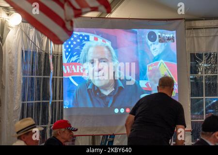 Steve Bannon parla con i sostenitori di Trump su Zoom con il Queens Village Republican Club a Triple Crown Diner, Middle Village, Queens, New York il 3 settembre 2020. (Foto di John Nacion/NurPhoto) Foto Stock