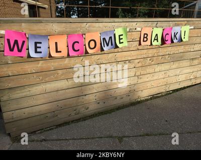 Firma fuori una scuola che accoglie gli studenti indietro dopo il blocco a causa del romanzo coronavirus (COVID-19) a Toronto, Ontario, Canada il 04 settembre 2020. (Foto di Creative Touch Imaging Ltd./NurPhoto) Foto Stock