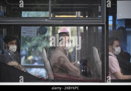 Gli uomini iraniani che indossano maschere protettive siedono in un autobus nel quartiere commerciale di Teheran in mezzo alla nuova epidemia di coronavirus (COVID-19) in Iran, il 5 luglio 2020. (Foto di Morteza Nikoubazl/NurPhoto) Foto Stock